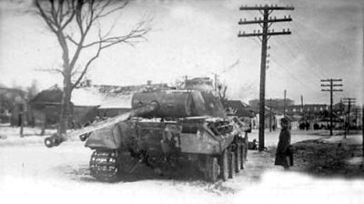 Підбитий німецький танк «Пантера» на околиці міста