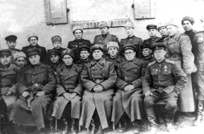 Генерал Й.М.Панкратов та командування 287-ї стрілецької дивізії у визволеному Новограді-Волинському. Фото січень 1944 року
