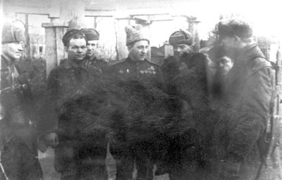 Командувач 20-ю мотострілецькою бригадою
генерал-майор Ільїн Петро Сисоєвич (1901–1976) з групою партизанів перед входом у парк 3 січня 1944 року