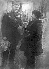 П.С.Ільїн та юний партизан Борис Огородніков у визволеному Новограді-Волинському. Фото 3 січня 1944 року