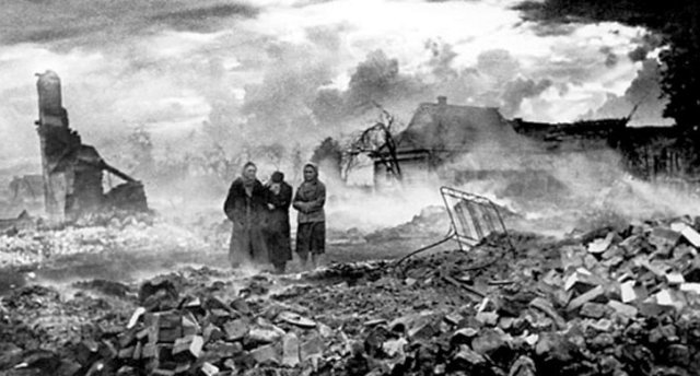 Спалене українське село. Фото 1943 року