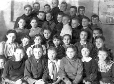 Учні 3-го класу школи № 4. Фото 1945 року