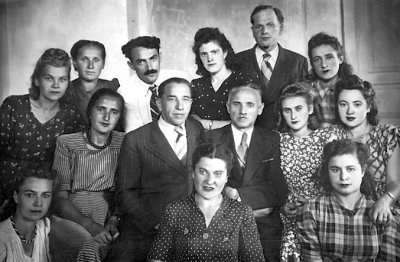 Лікар Е.Б. Замощин (у другому ряду ліворуч) з лікарями і працівниками хірургічного відділення міської лікарні. Фото 1947–50 років
