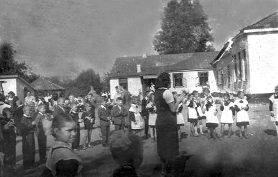 Заняття з учнями у дворі школи № 1 ім. Лесі Українки (колишній будинок Завадських)