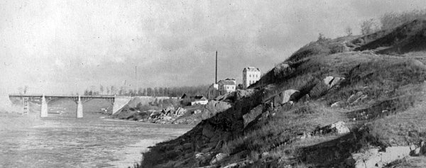Загальний вид на спиртзавод та Житомирський міст через р. Случ. Фото 1950-х років