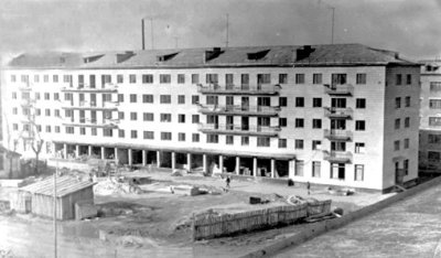 Будівництво житлового будинку (нині площа
Лесі Українки, 3), на 1-му поверсі якого розмістилося відділення зв’язку. Фото поч. 1970-х років