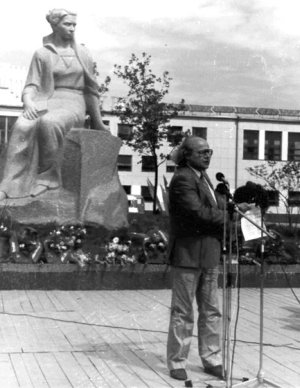 Іван Драч на відкритті пам’ятника Лесі Українки. Фото 8 вересня 1987 року