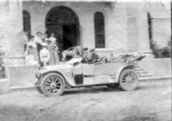 Автомобіль біля палацу Мєзєнцевих