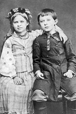 Леся з братом Михайлом (Мишелосіє). Фото 1880–81 рр.