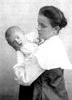 Ольга Косач-Кривинюк з сином Михайлом. Фото 1905–06 років