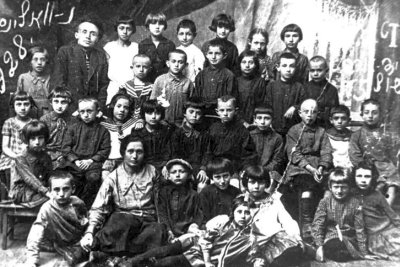 Вчителі та учні єврейської школи № 5, у верхньому ряду стоїть директор Лазар Абрамович Пастернак. Фото 1928 року