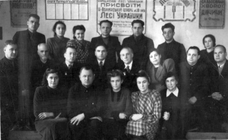 Груповий знімок письменників та учителів школи № 1 імені Лесі Українки