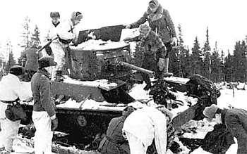 Фінські воїни оглядають трофейний радянський танк