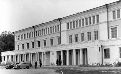 Гебітскомісаріат під час німецько-фашистської окупації був розташований у Будинку Червоної Армії. Фото 1942 року