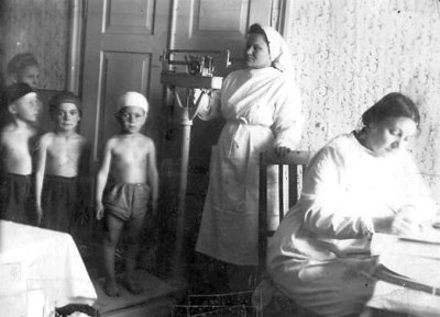 Діти на медичному огляді у міській лікарні. Фото 1940-х років