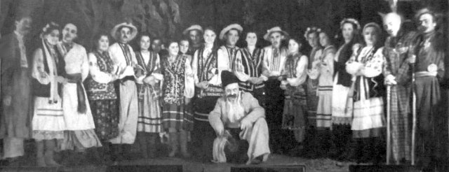 Учасники народного театру Будинку культури ім. Щорса у виставі «Травнева ніч». Фото 1959 року