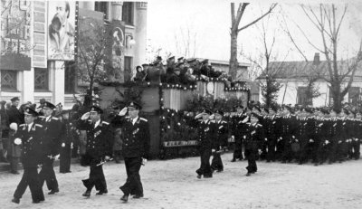 Військовослужбовці морського училища — учасники параду на честь 40-річчя Жовтневої революції. Фото 7 листопада 1957 року
