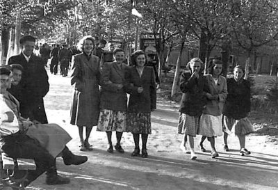 Новоград-волинці відпочивають у міському Парку культури. Фото 1959 року