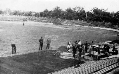 Шефська допомога школярів міста на будівництві стадіону «Авангард». 1966-1967 роки