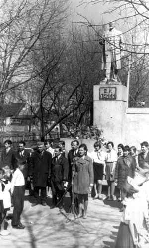 Урочисте прийняття у піонери біля пам’ятника В.І.Леніну у центральному сквері (раніше Сінна площа, Саджанка, нині — вул. Ю.Ковальського). Фото кінця 1960-х років