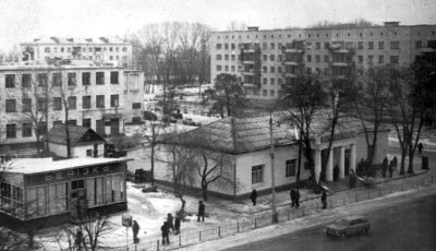 Триповерховий адміністративний будинок меблевої фабрики (ліворуч). Фото 1983 року