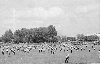 Вид телевізійної щогли з боку стадіону. Фото II пол. 1960-х років