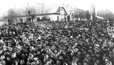 Жителі Новограда-Волинського на урочистому мітингу з нагоди 100-річчя від дня народження Лесі Українки (фото 26 лютого 1971 року) біля будинку, в якому народилася поетеса