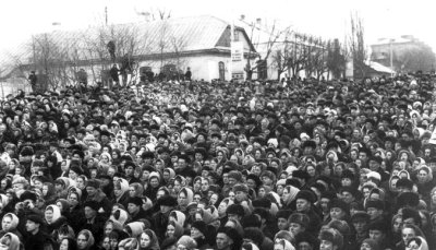 Жителі Новограда-Волинського на урочистому мітингу з нагоди 100-річчя від дня народження Лесі Українки (фото 26 лютого 1971 року) біля будинку, в якому народилася поетеса