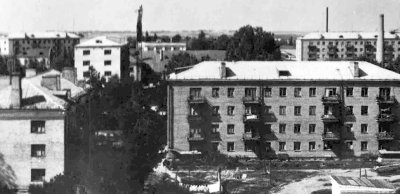 Нове обличчя Новограда-Волинського (фото поч. 1970-х років) — багатоповерхові будинки на вул. К.Маркса (Соборності) (ліворуч), ІІІ-го Інтернаціоналу (Ю.Ковальського) (у центрі), Шевченка (позаду)