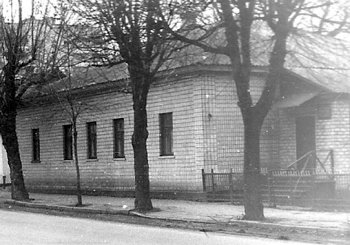 Будинок колишнього жіночого вищого початкового училища (нині – адміністративне приміщення міської централізованої бібліотечної системи) по вул. Соборності. Фото 1990-х років