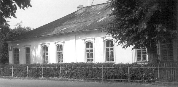 Приміщення, в якому розміщувалася чоловіча гімназія
по вул. Урицького. Фото 1990-х років