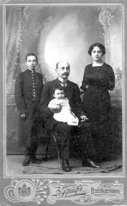 Родина Бараків на світлині з вензелем
фотографа З.Грифа. Бл. 1913 року. З колекції Євгенії Шейнман