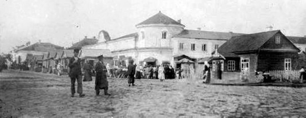 Базарна площа з будівлею колишньої ратуші. Фото поч. ХХ ст.