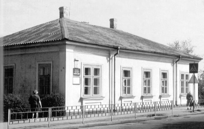 Колишній будинок В.Уварова (нині — міська музична школа на вул. Соборності). Фото 1990-х рр.