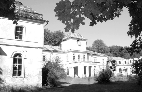 Сучасний вигляд помістя Муравйових-Апостолів, с. Хомутець Миргородського району Полтавської області. Фото 2009 року