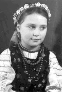 Ольга Лютон-Петрова у вишиванці та корсетці, що експонуються нині в музеї. Фото 1948 року