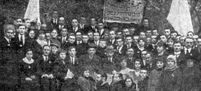 Учасники повітової сіоністської конференції (з меморіальної книги «Звіл»)