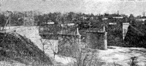 Зруйнований міст через р.Случ на Житомирському шосе
в 1919-20 рр. (з меморіальної книги «Звіл»)