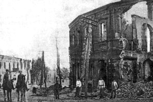 Будинок Штейнделя на розі Корецької та Житомирської
вулиць після пожежі 1919 р. (з меморіальної книги «Звіл»)