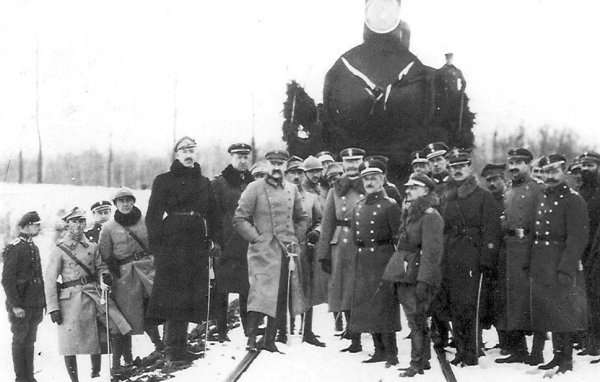 Начальник Польської Держави Юзеф Пілсудський з групою офіцерів біля здобутого більшовицького потягу в околицях Звягеля. Січень 1920 р. (Centralne Archiwum Wojskowe w Warszawie kol. 66/461)