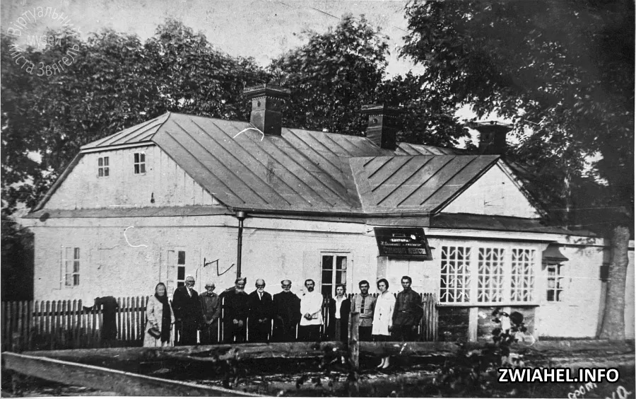 Група науковців та старожилів міста біля будинку, де народилась Леся Українка, 1929 р.