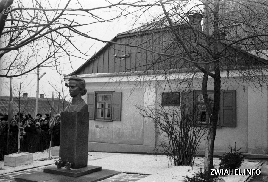 Учасники урочистостей на честь 100-річчя від дня народження
Лесі Українки біля будинку в м. Новоград-Волинському Житомирської області, в якому народилась поетеса. Лютий 1971 р.